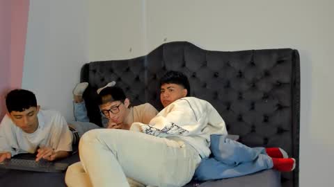 Guy 1  Guy 2  Guy 3. online show from November 29, 9:22 pm