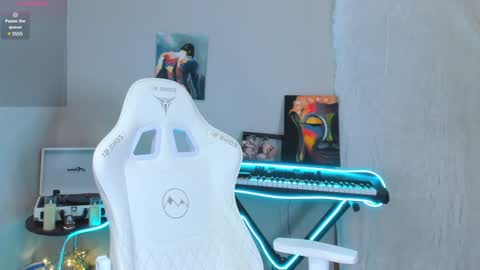 Snapshot of 4ever_dude chatting on February 2, 3:43 am Andrew online show from February 2, 3:43 am