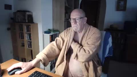  Papi  online show from April 4, 7:59 am