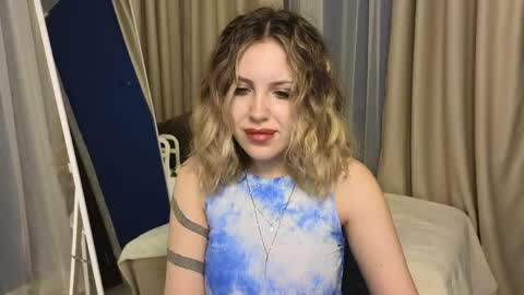 _amymoore_ online show from April 24, 2:02 am
