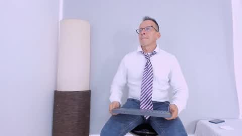 _axelking_ online show from November 19, 11:42 am