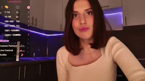 _esmeraldiyaa_ online show from November 8, 9:40 pm