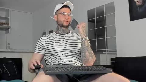 Snapshot of _jamesleandros chatting on January 6, 10:05 pm jeison online show from January 6, 10:05 pm