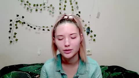 _kikiclark_ online show from December 5, 3:54 pm