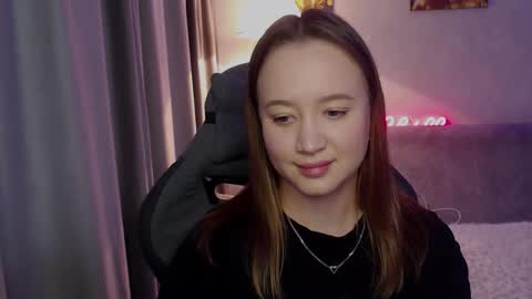 _lalune_ online show from October 21, 8:08 am