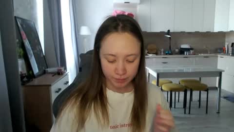 _lalune_ online show from April 21, 10:11 am