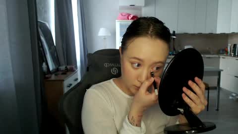 _lalune_ online show from April 22, 10:22 am