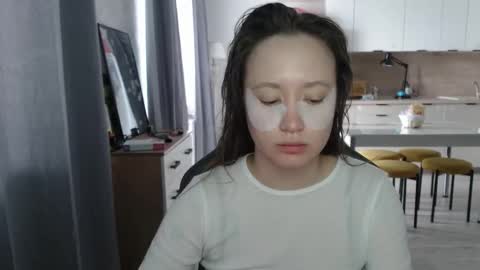 _lalune_ online show from March 28, 11:55 am