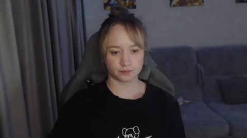 _lalune_ online show from March 10, 7:07 pm