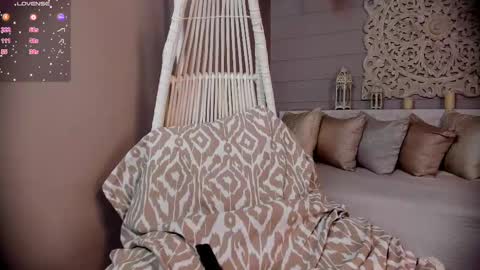 Snapshot of _luna_dupont_ chatting on February 18, 12:39 pm  Luna  online show from February 18, 12:39 pm