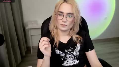 _meow_neko_ online show from March 13, 6:11 pm