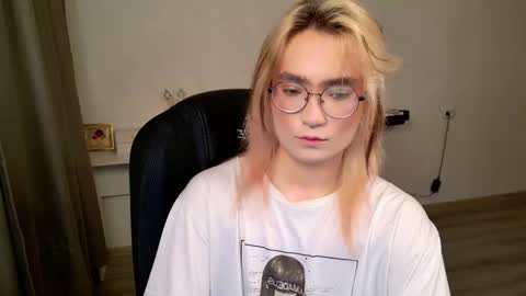 _meow_neko_ online show from November 16, 8:44 pm