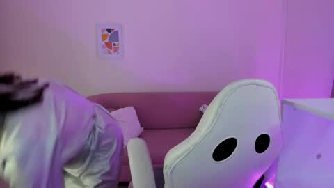  MIa blue 18  online show from April 19, 6:21 pm