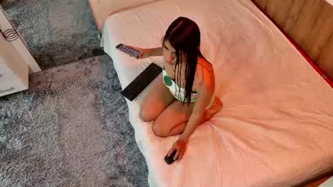 Mia online show from August 5, 7:00 pm