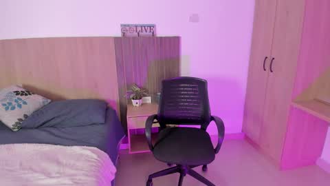 _miamiller_ online show from September 13, 8:22 pm