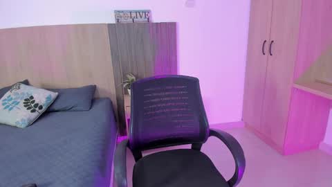 _miamiller_ online show from September 12, 8:22 pm