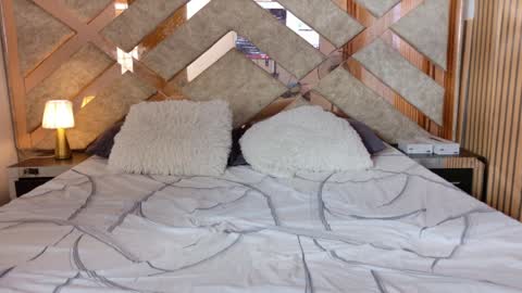 Khloe  online show from March 25, 7:53 pm