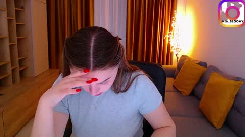 Mia online show from April 21, 7:04 am