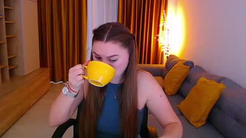 Mia online show from May 12, 9:29 am
