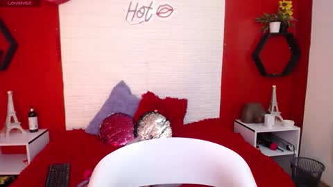 Laura online show from February 3, 6:45 pm