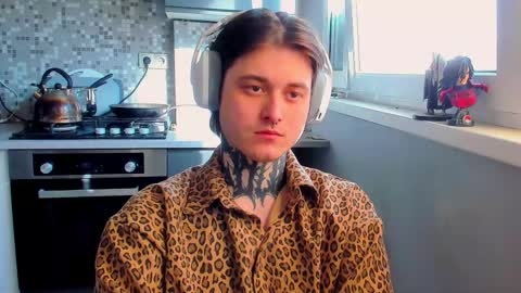 _torfin_ online show from April 20, 6:05 am