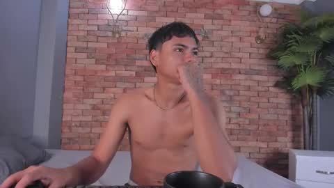 adam_piarse online show from November 25, 7:40 am