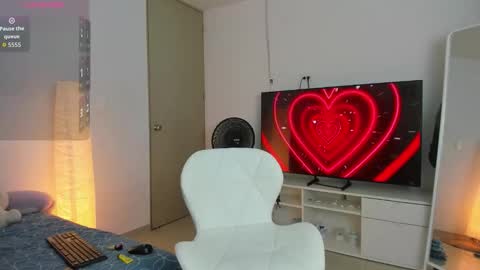 ..   .. independent model online show from October 22, 8:50 am