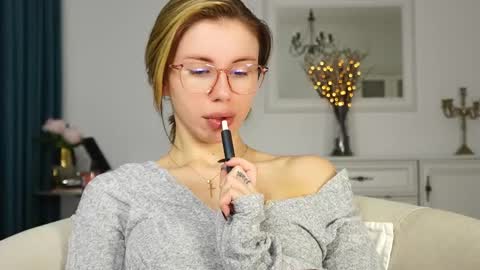 Snapshot of aelia_anara chatting on October 9, 4:51 am Aelia online show from October 9, 4:51 am