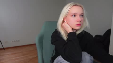 Agelina Lilly Laura online show from April 17, 5:54 am