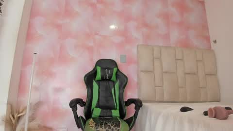 karoline  online show from April 6, 4:46 am