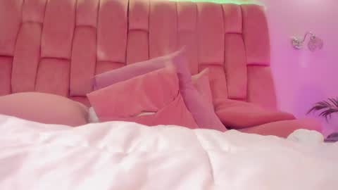 aisha  online show from June 11, 12:32 am