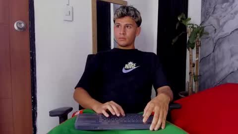 alan__smith online show from November 11, 7:38 pm