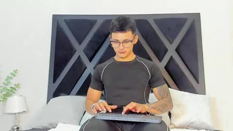 alan_salazar online show from May 19, 5:42 pm