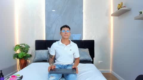 alan_salazar online show from May 16, 5:44 pm