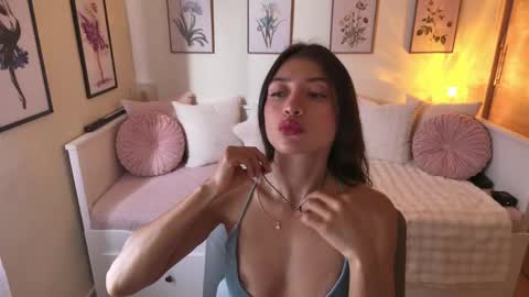 Alejandhra online show from May 1, 1:05 pm