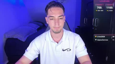 Snapshot of alex_smith0 chatting on October 3, 12:20 am     online show from October 3, 12:20 am