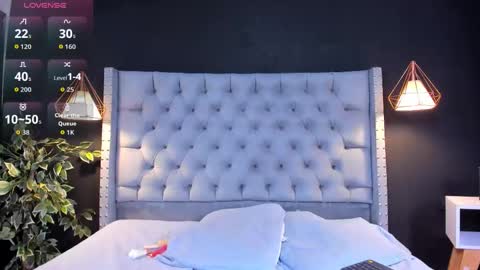 Snapshot of alexamora__ chatting on October 15, 11:33 am C A M I L A  online show from October 15, 11:33 am