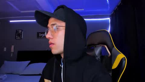 alexgiraldo__ online show from December 1, 6:11 am