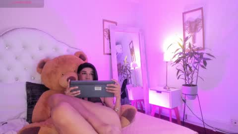 Snapshot of alice_graay_ chatting on February 8, 5:40 am Alice Graay online show from February 8, 5:40 am