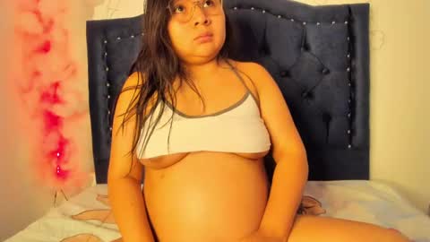 Snapshot of alicehott_05 chatting on January 24, 3:54 am alicehott_05 online show from January 24, 3:54 am