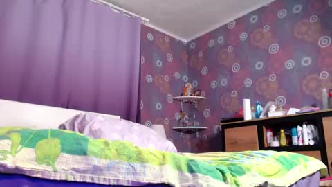 Snapshot of alicewetsquirt chatting on March 1, 8:42 pm alicewetsquirt online show from March 1, 8:42 pm