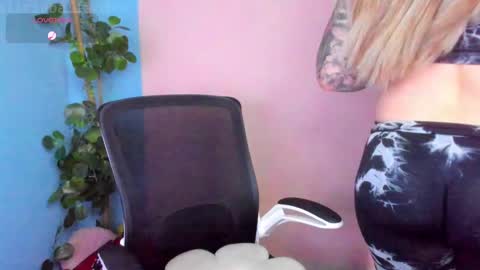 Jennyfer online show from March 28, 9:05 pm