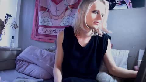 Alien Bella online show from February 28, 1:15 pm