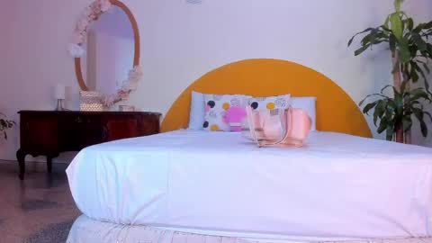 AlinaSimmons online show from April 15, 12:30 pm