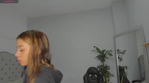 Snapshot of alix_18 chatting on October 22, 11:23 am alix_18 online show from October 22, 11:23 am