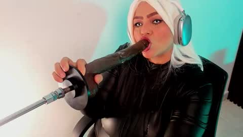 Aliyahs stone online show from October 31, 1:22 pm