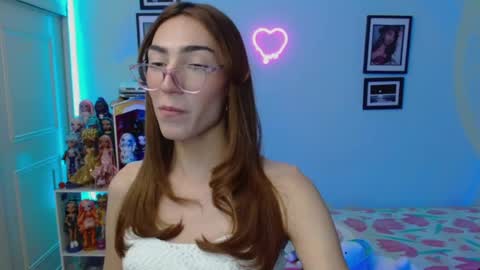 Snapshot of allisonblossom chatting on February 4, 4:05 am online show from February 4, 4:05 am