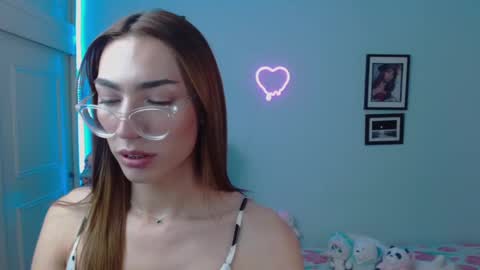 Snapshot of allisonblossom chatting on January 26, 2:56 am online show from January 26, 2:56 am