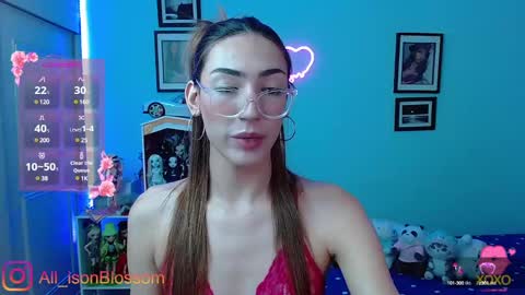 Snapshot of allisonblossom chatting on December 13, 1:37 am online show from December 13, 1:37 am