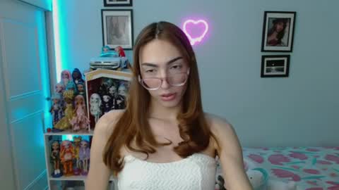 Snapshot of allisonblossom chatting on February 3, 11:47 pm online show from February 3, 11:47 pm